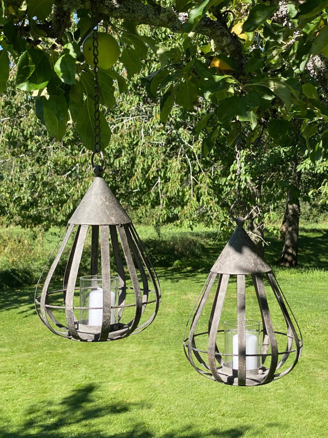 Rustiikkisen rouhea riippuva metallilyhty