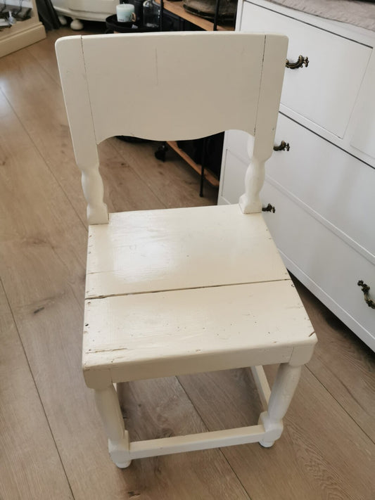 Vanha Talonpoikaistuoli valkoinen