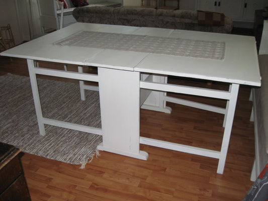 Kulutettu valkoinen klaffi-pöytä