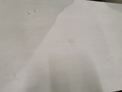 Valkoinen pöytä laatikolla