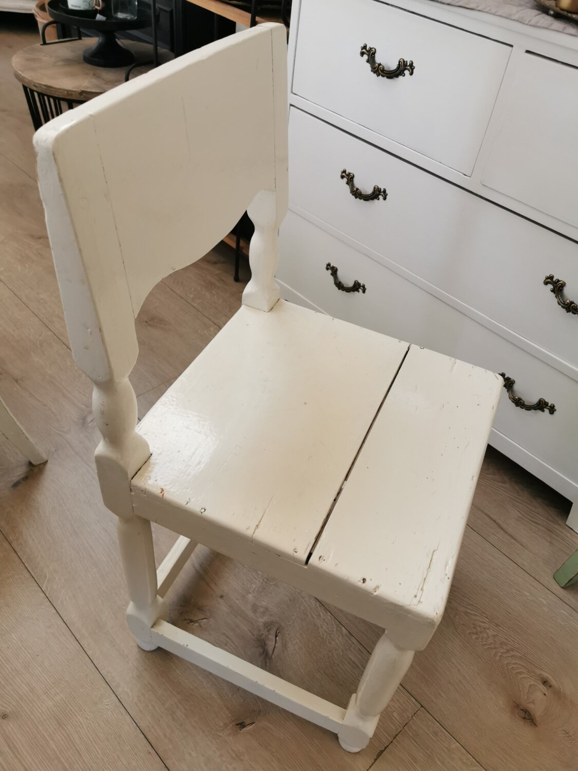 Vanha Talonpoikaistuoli valkoinen