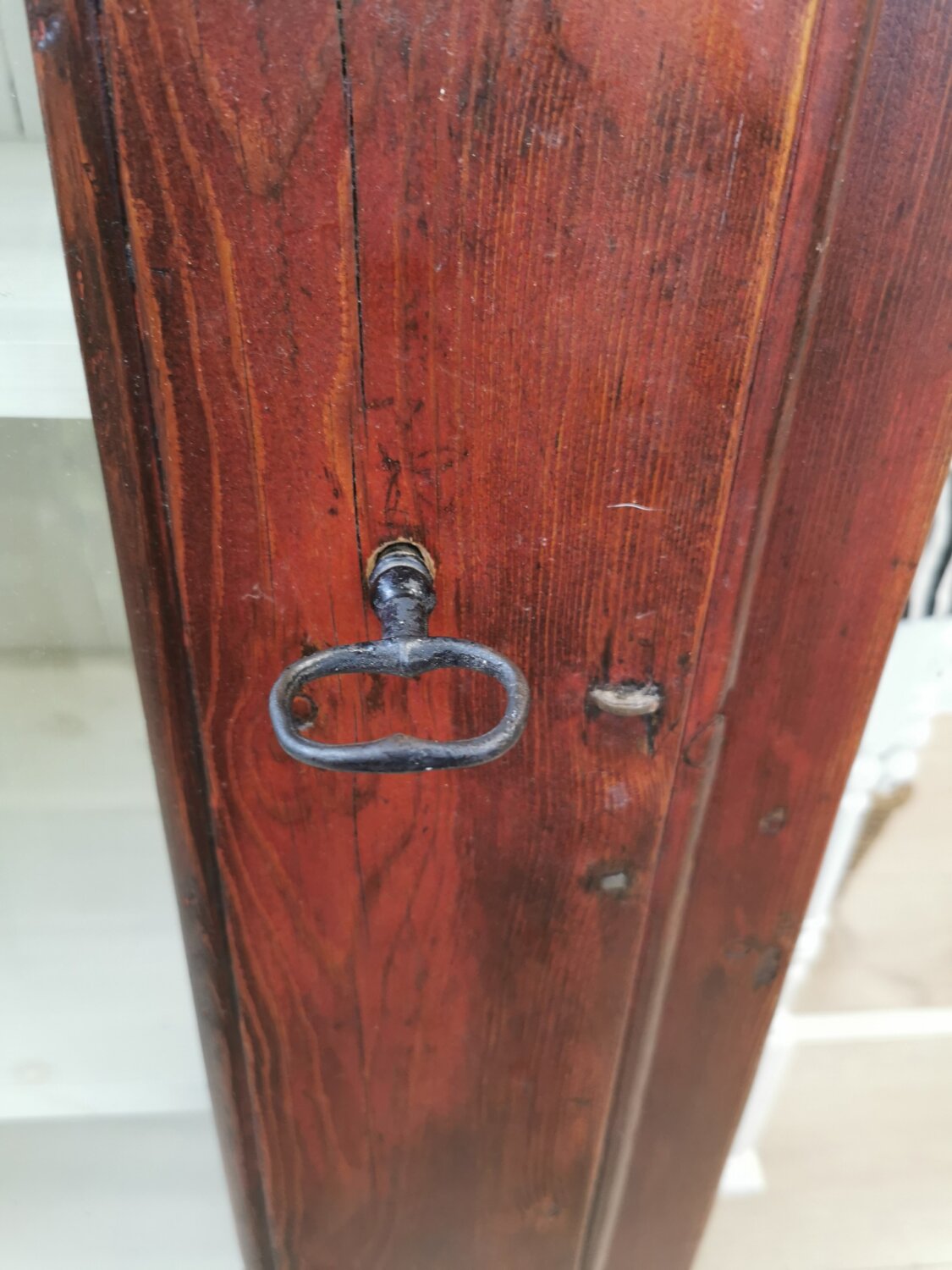 Ruskea vanha kaappi lasiovella