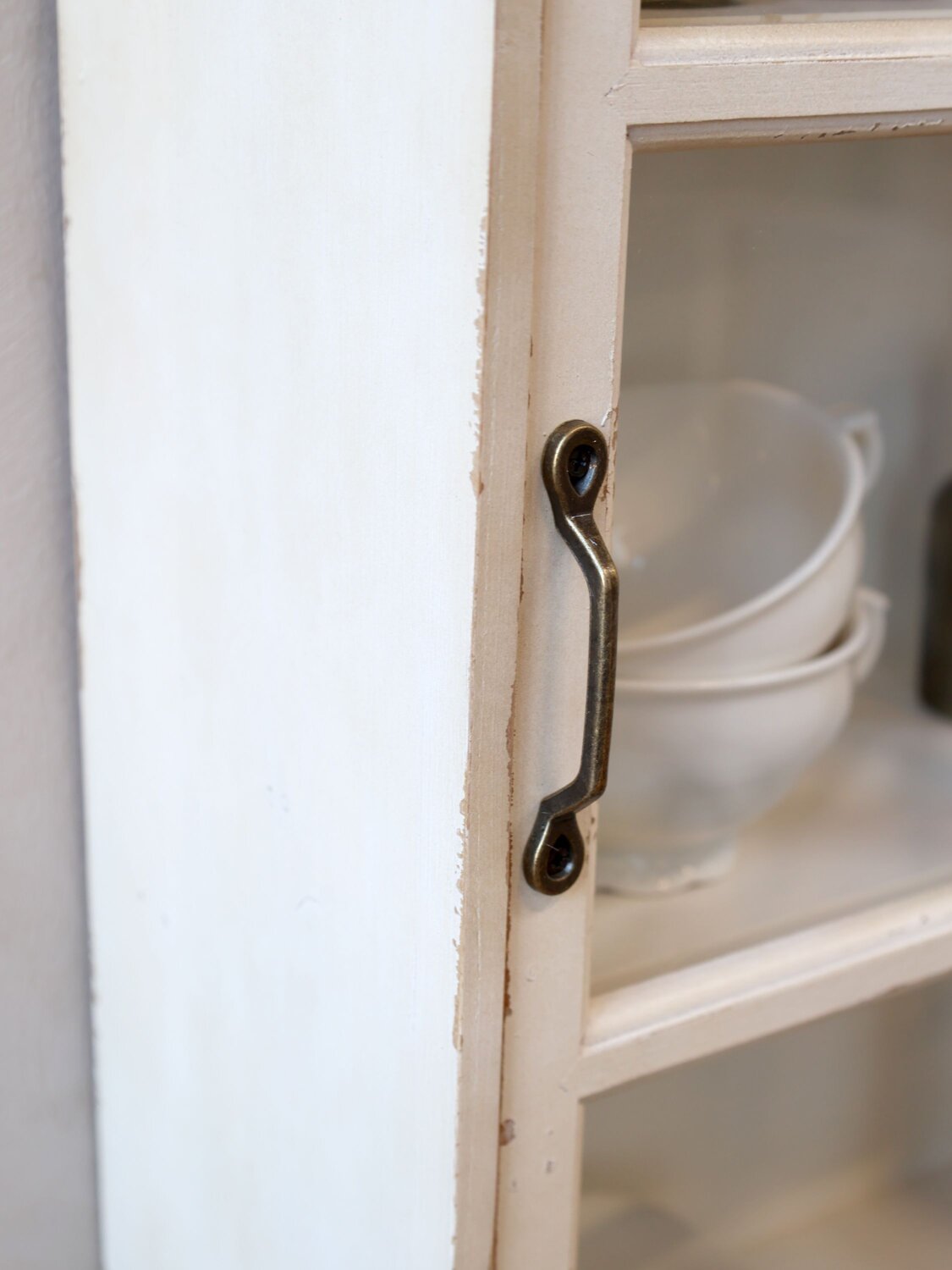 Chic Antique lasikaappi liukuovilla antiikinvalkoinen