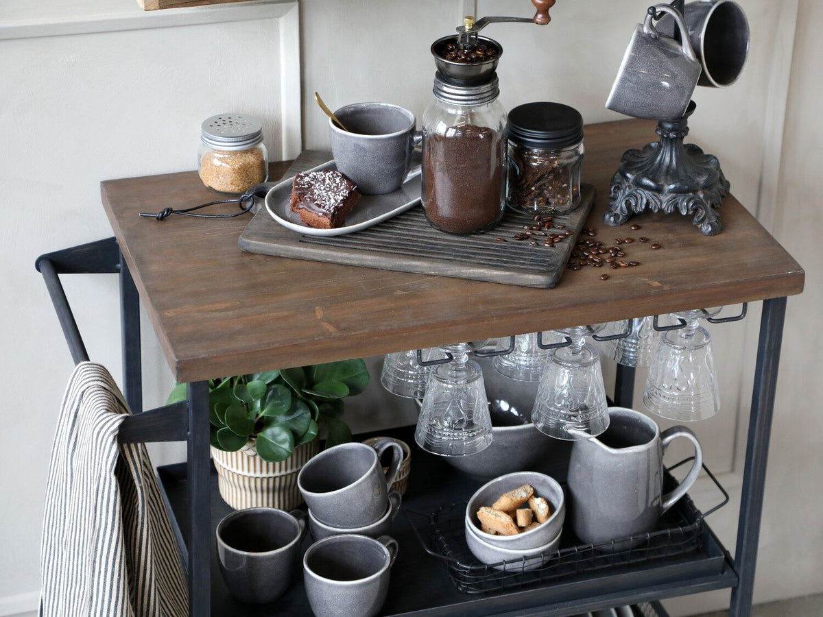 Chic Antique tarjoiluvaunu metallia